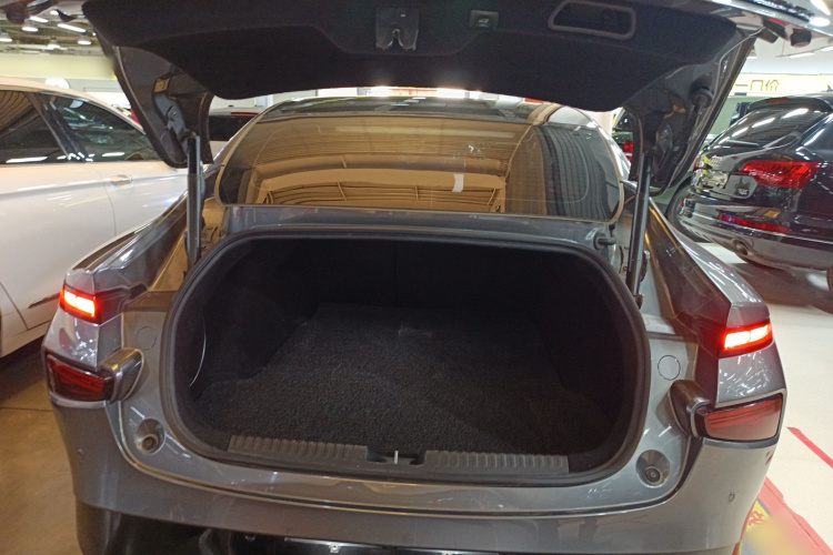 小鹏P7 2020款 562E性能版机舱底盘23