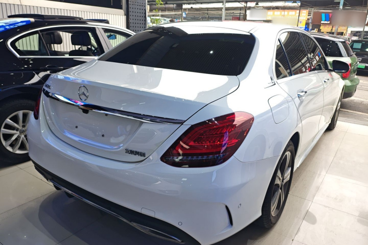 奔驰C级 2020款 改款 C 260 L 运动版车身外观7