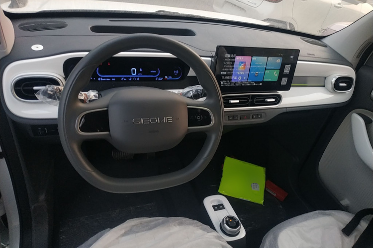 吉利银河 2025款 210km 熊猫卡丁中控内饰7002