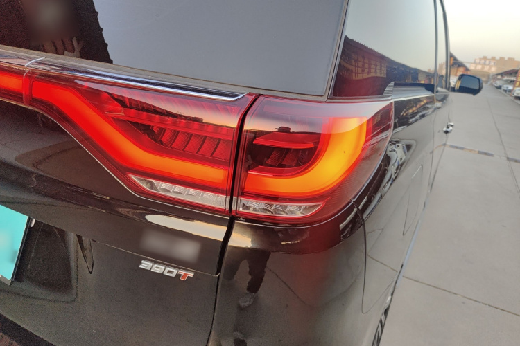 广汽传祺 传祺M8 2023款 领秀系列 390T 尊贵版车身外观6006