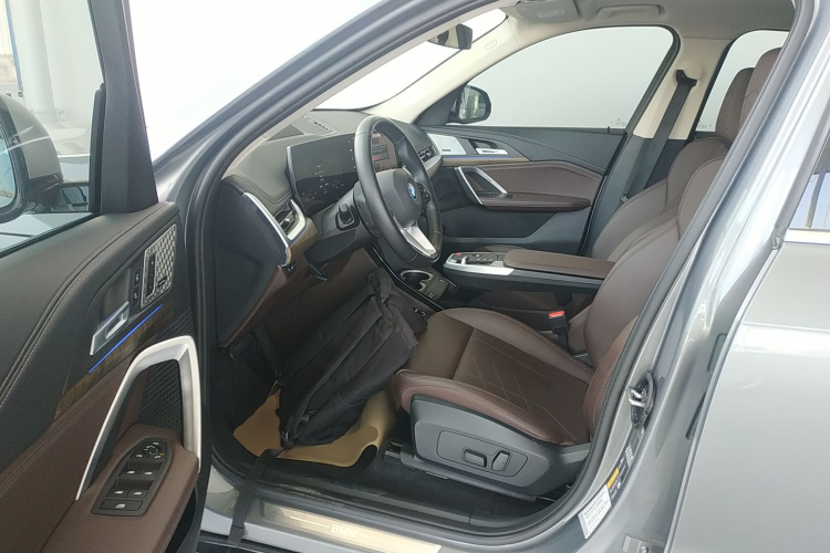 宝马iX1 2023款 xDrive30L X设计套装中控内饰20