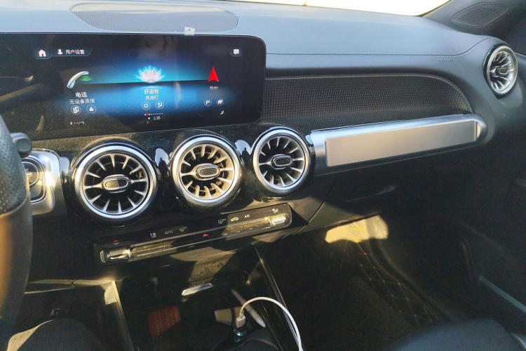 奔驰GLB 2023款 GLB 220 时尚型局部细节16