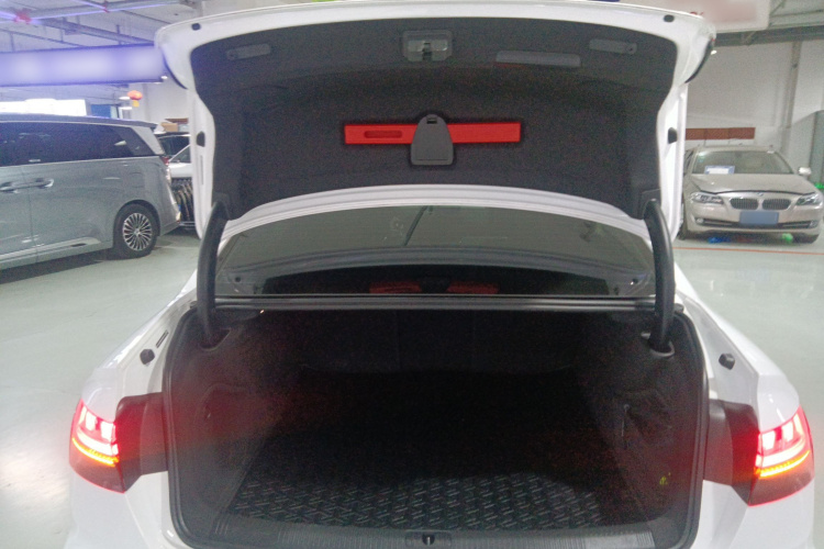 奥迪A4L 2023款 40 TFSI 时尚动感型机舱底盘23