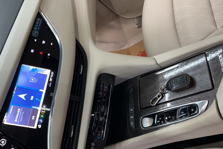 别克 昂科旗 2022款 652T 四驱Avenir艾维亚 6座中控内饰7006