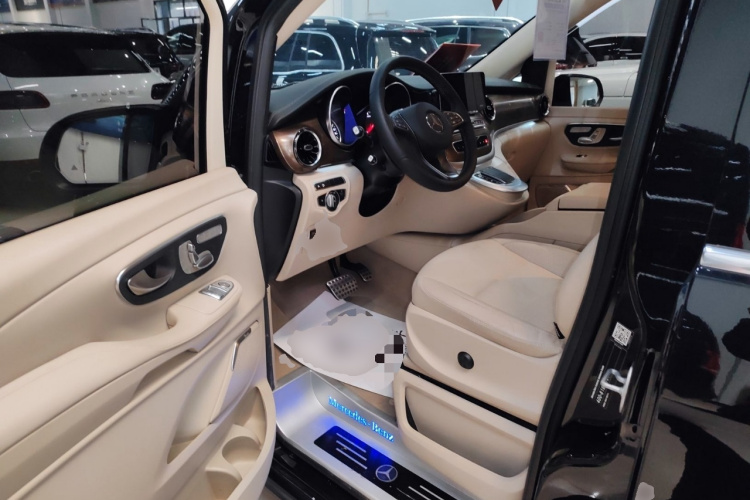 奔驰V级 2020款 V 260 L 长轴距豪华版中控内饰20