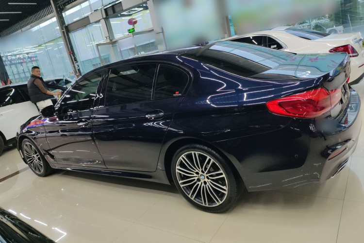 宝马5系 2018款 改款 530Li 领先型 M运动套装车身外观4