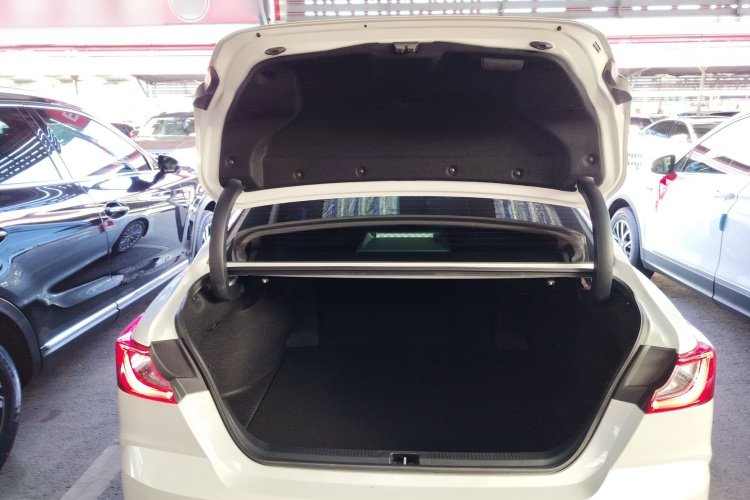 丰田 凯美瑞 2024款 2.0G 尊贵版机舱底盘23