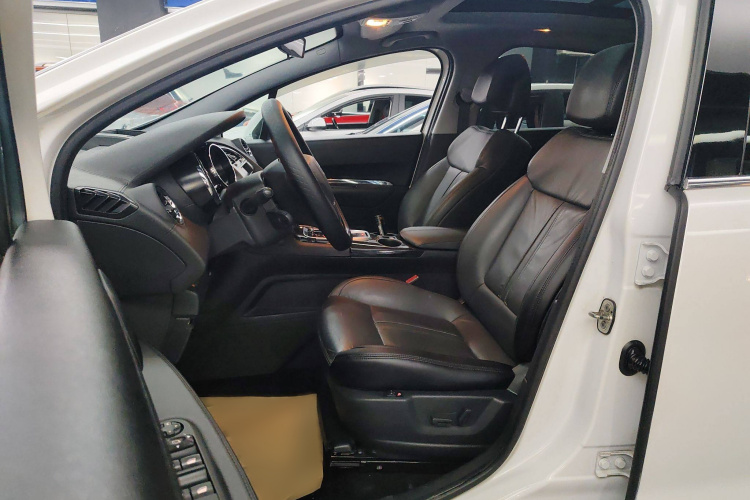 标致3008 2015款 2.0L 自动潮流版局部细节19