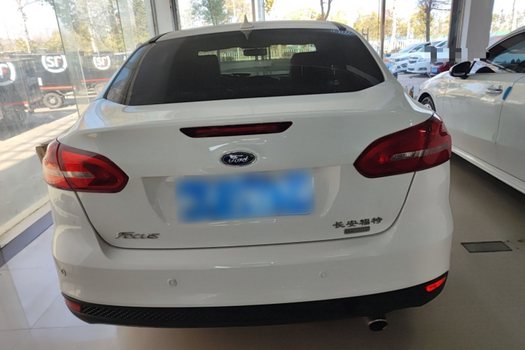 福特 福克斯 2017款 三厢 EcoBoost 180 自动精英型车身外观6