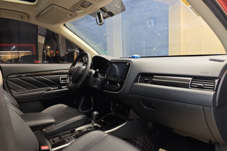 三菱 欧蓝德 2019款 2.0L 两驱畅享版 5座 国V中控内饰7001