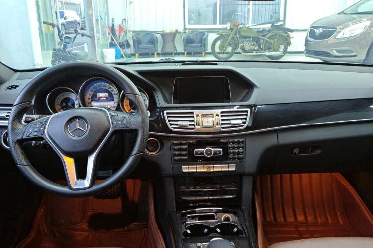 奔驰E级 2014款 改款 E 300 L 运动型中控内饰7006
