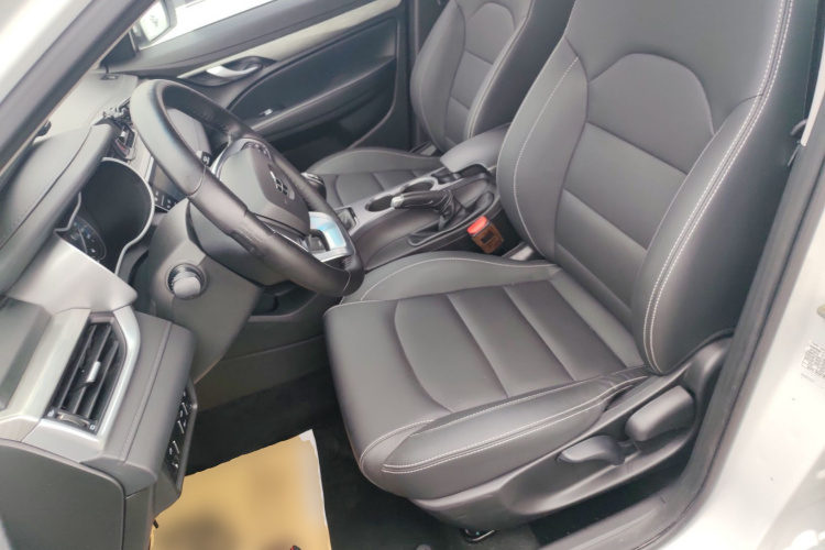 吉利汽车 帝豪 2019款  领军版 1.5L 手动豪华型 国VI中控内饰19