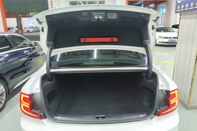 沃尔沃S90 2018款 T4 智远版机舱底盘23