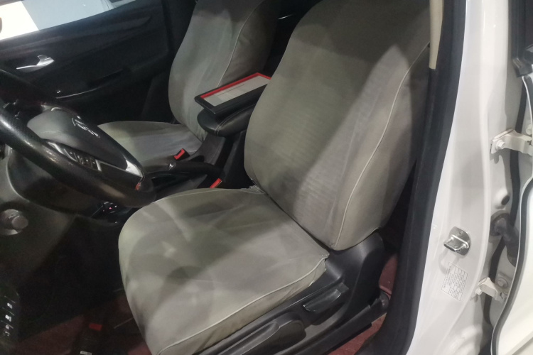 宝骏730 2019款 1.5T CVT时尚型 7座 国VI中控内饰19