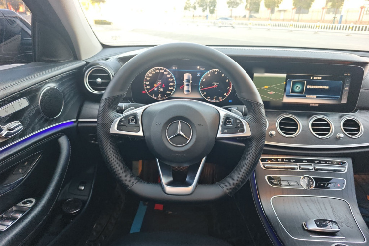 奔驰E级 2017款 E 300 L 运动豪华型中控内饰13