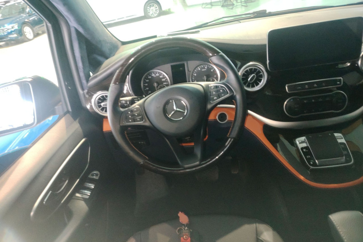 奔驰 威霆 2020款 2.0T 精英版 7座中控内饰13