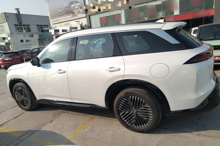 日产 探陆 2024款 380VC-TURBO 四驱智尊版 6座车身外观4