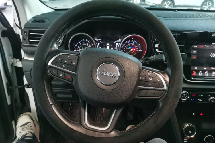 Jeep 大指挥官 2018款 2.0T 四驱悦享版 国V中控内饰13