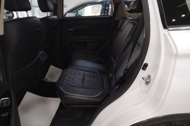 三菱 欧蓝德 2020款 2.4L 四驱致享版 5座中控内饰21