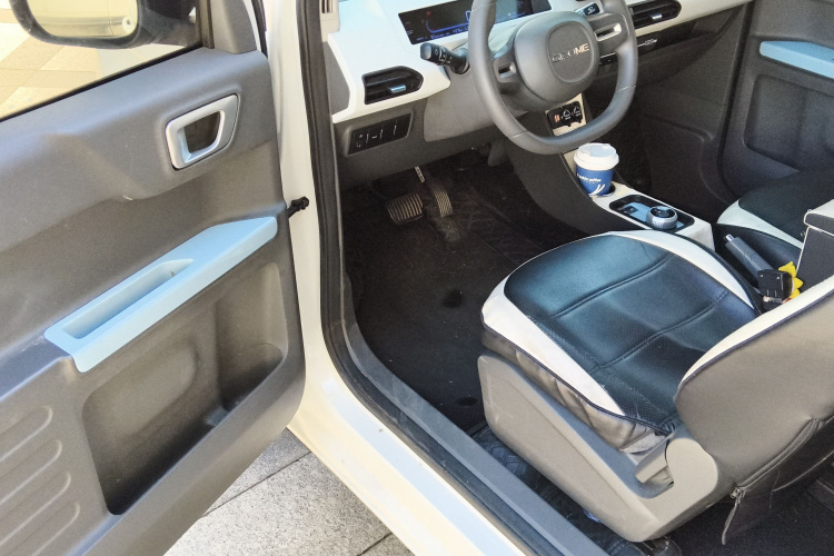 吉利银河 2023款 熊猫mini 200km 耐力熊中控内饰7003