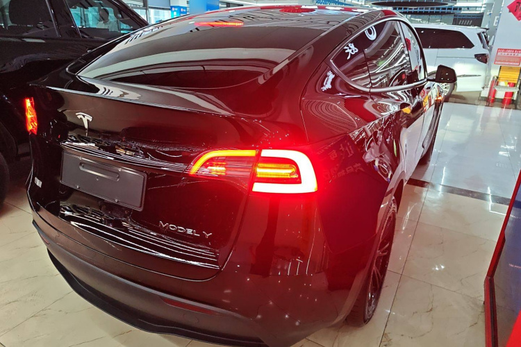 特斯拉 Model Y 2021款 标准续航后驱版车身外观7