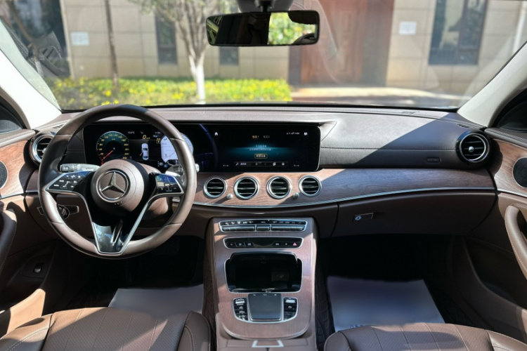 奔驰E级 2023款 改款 E 300 L 时尚型中控内饰7010
