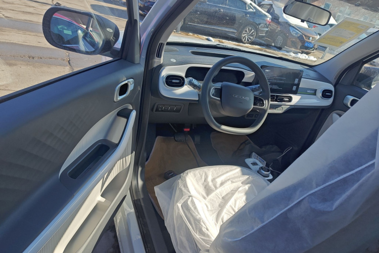 吉利银河 熊猫 2025款 210km 元气熊中控内饰7003