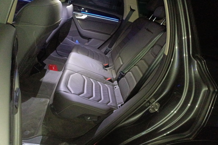 大众 途锐 2022款 3.0TSI 锐享版 曜黑运动套装中控内饰21