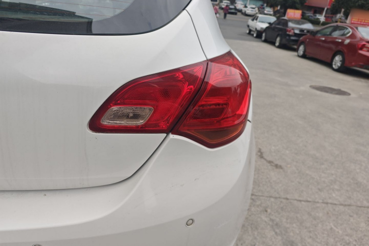 别克 英朗 2014款 XT 1.6L 自动时尚版车身外观9