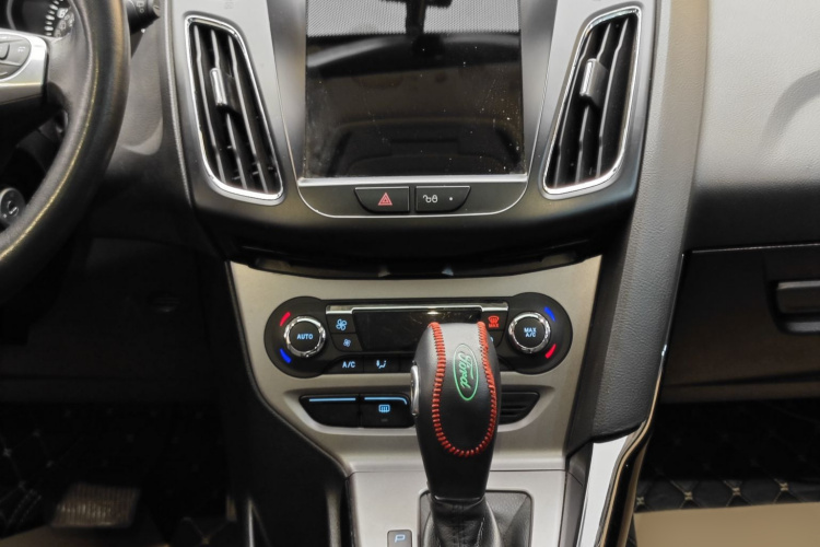 福特 福克斯 2015款 两厢 1.6L 自动风尚型中控内饰7009