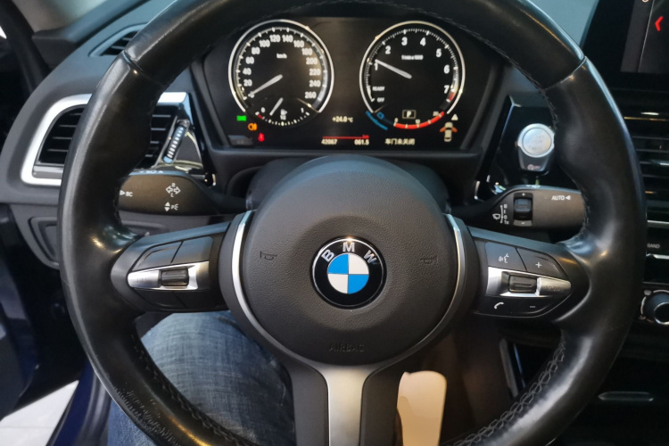 宝马1系 2021款 改款 125i M运动曜夜版中控内饰13