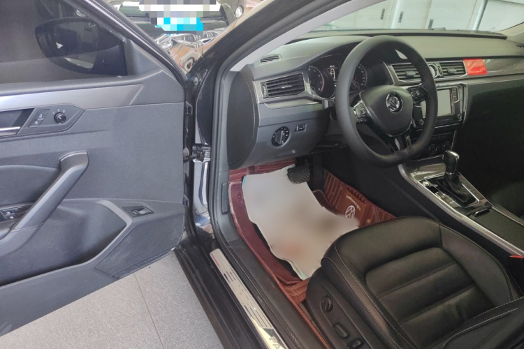 大众 帕萨特 2017款 330TSI DSG尊荣版中控内饰7002