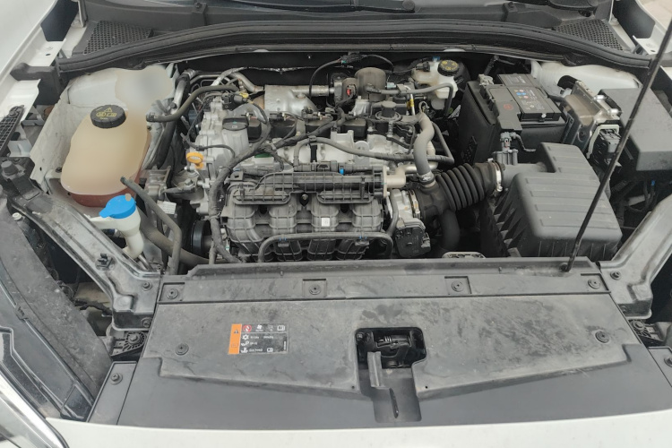 荣威i5 2023款 1.5L 手动舒享版机舱底盘24