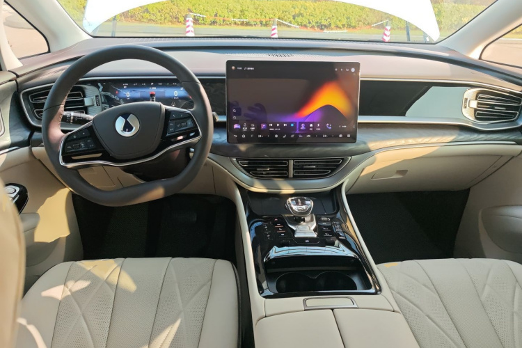 腾势D9 2024款 DM-i 970 豪华型中控内饰12