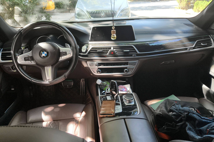 宝马7系 2018款 740Li 领先型 M运动套装中控内饰12