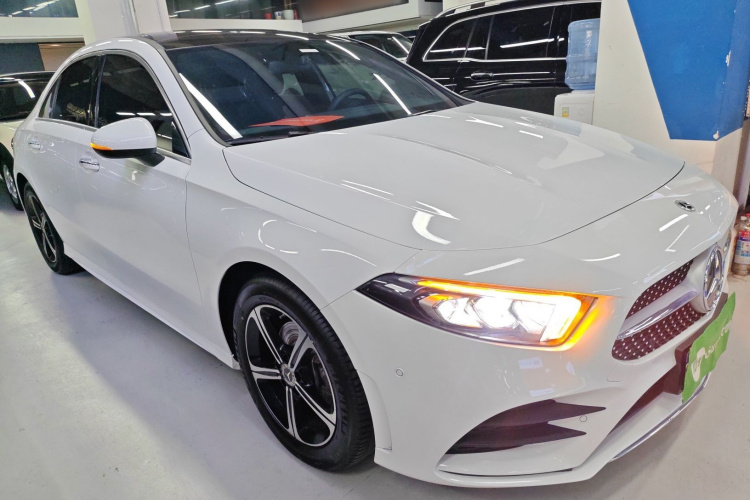 奔驰A级 2022款 改款三 A 200 L 运动轿车时尚型车身外观3
