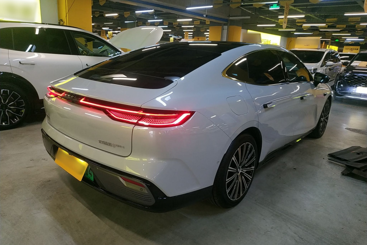 吉利银河 银河星耀8 2025款 130km EM-i 旗舰版车身外观7