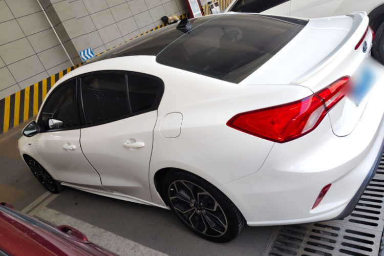 福特 福克斯 2019款 三厢 EcoBoost 180 自动ST Line车身外观4