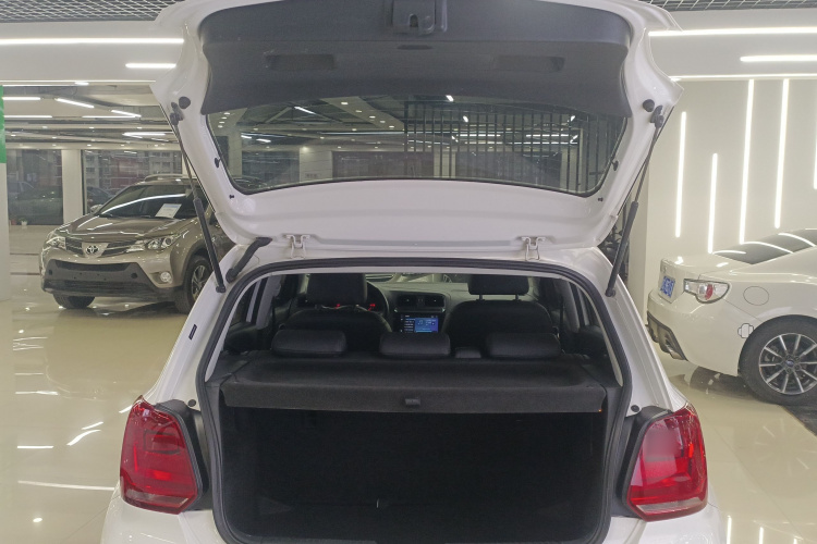 大众 Polo 2016款 1.4L 手动风尚型机舱底盘23