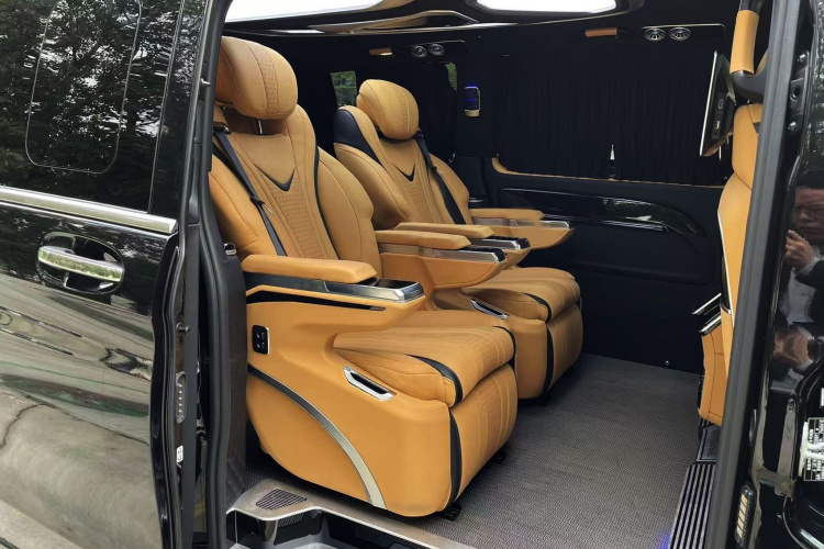 奔驰 威霆 2023款 2.0T 精英版 7座中控内饰7002