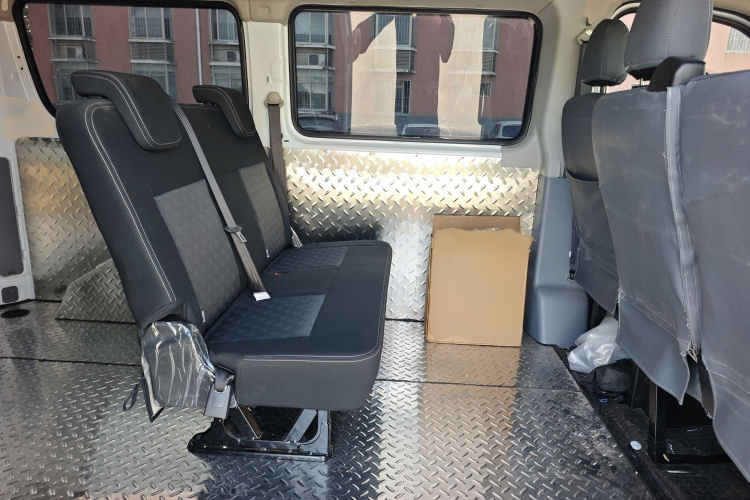 上汽大通MAXUS 新途V80 2024款 傲运通超值版 6MT 短轴超低顶127Ps 5/6座中控内饰7004