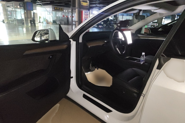 特斯拉 Model Y 2021款 长续航全轮驱动版中控内饰7003