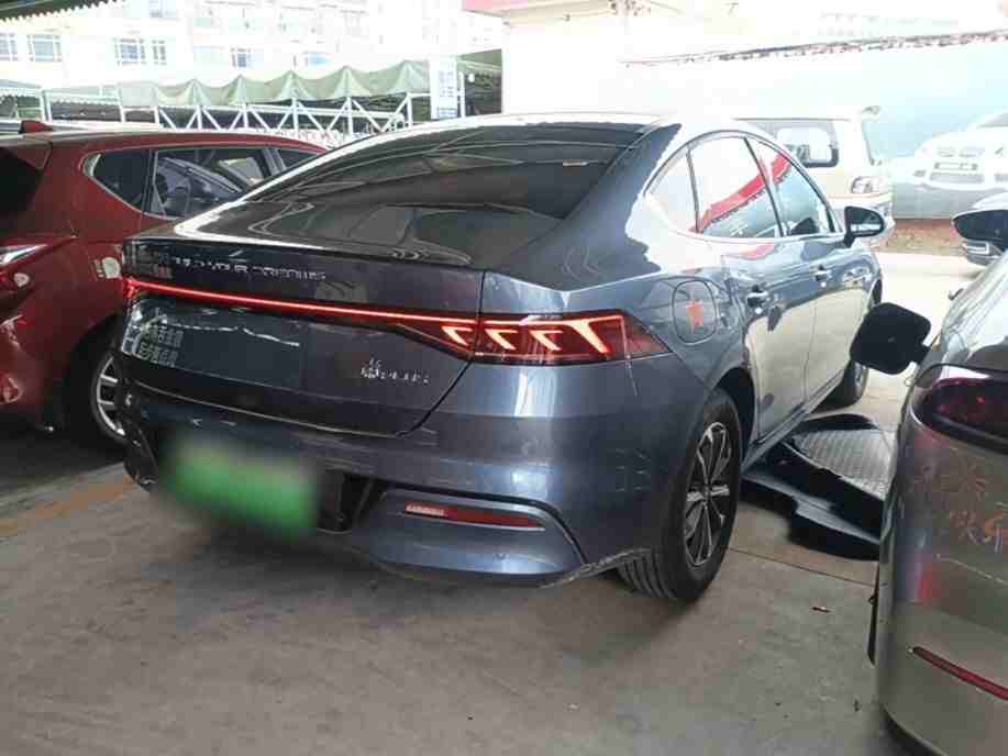 车辆右后45度外观