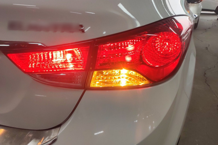 现代 朗动 2013款 1.6L 自动尊贵型车身外观9