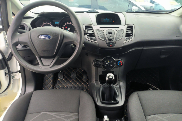 福特 嘉年华 2013款 三厢 1.5L 手动风尚型中控内饰12