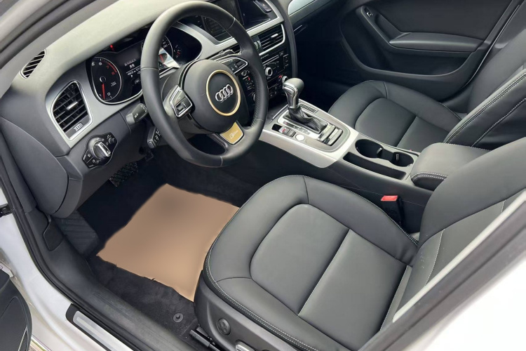 奥迪A4L 2016款 35 TFSI 典藏版 自动标准型中控内饰7001
