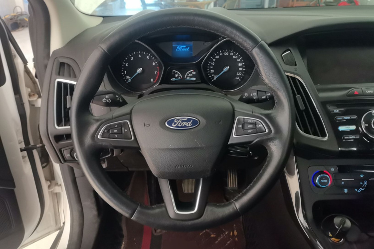 福特 福克斯 2017款 三厢 1.6L 自动风尚型智行版中控内饰13