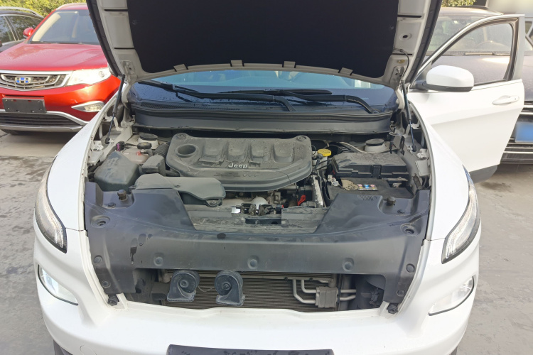 Jeep 自由光 2017款 2.0L 优越版机舱底盘24
