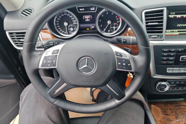 奔驰M级 2014款 ML 400 4MATIC动感型局部细节13