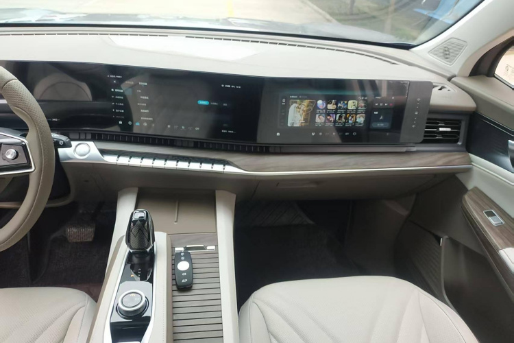 荣威RX9 2023款 2.0T 两驱优享版中控内饰7004